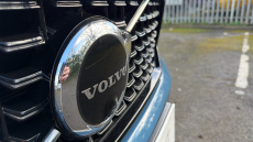 Volvo XC40 2.0 B4P Ultimate Dark 5dr Auto Petrol Estate